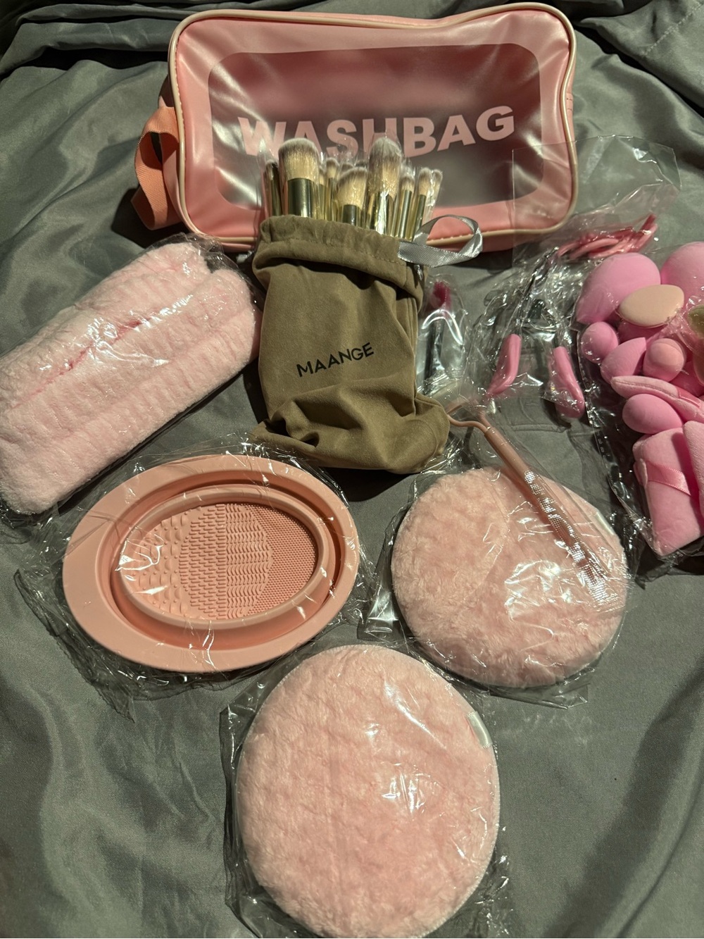 WashBag with Makeup Maange Brush Set
